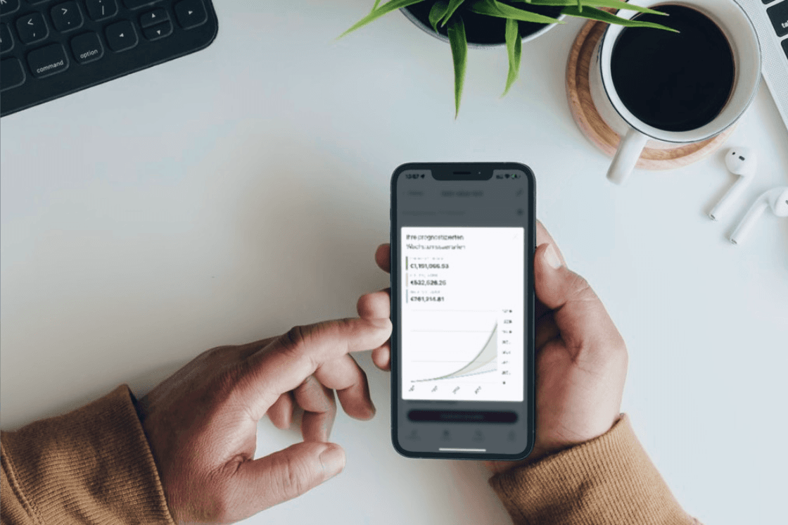 Ein Bergpanorama mit dem Schloss Vaduz in der Hauptstadt von Liechtenstein an einem sonnigen Tag.